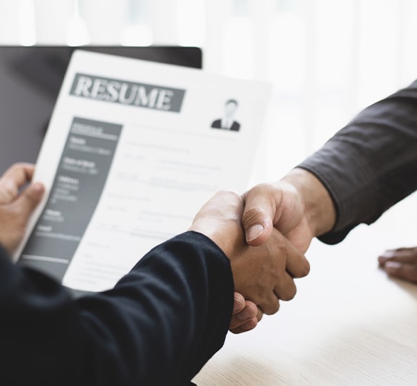 Recruiter drags Job applicant after he mistaken him for a scammer