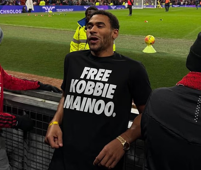 Mainoo’ s brother shows up with a T-shirt printing “Free Kobbie Mainoo”
